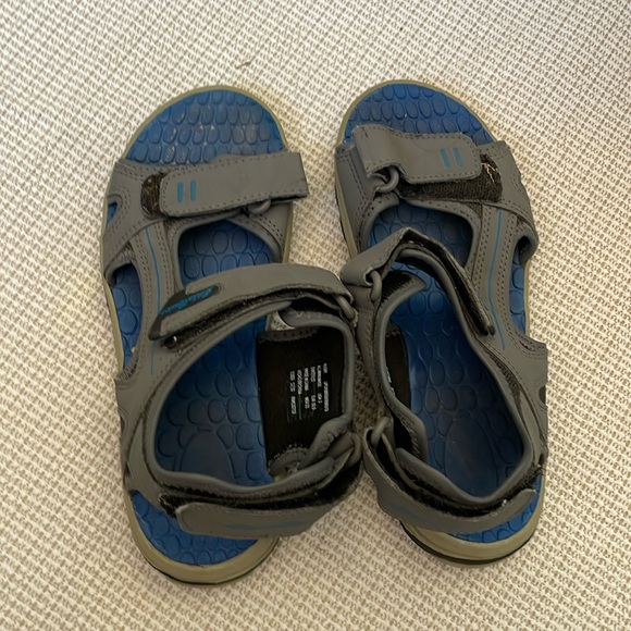 Boys size 2 sandals. - Picture 1 of 5